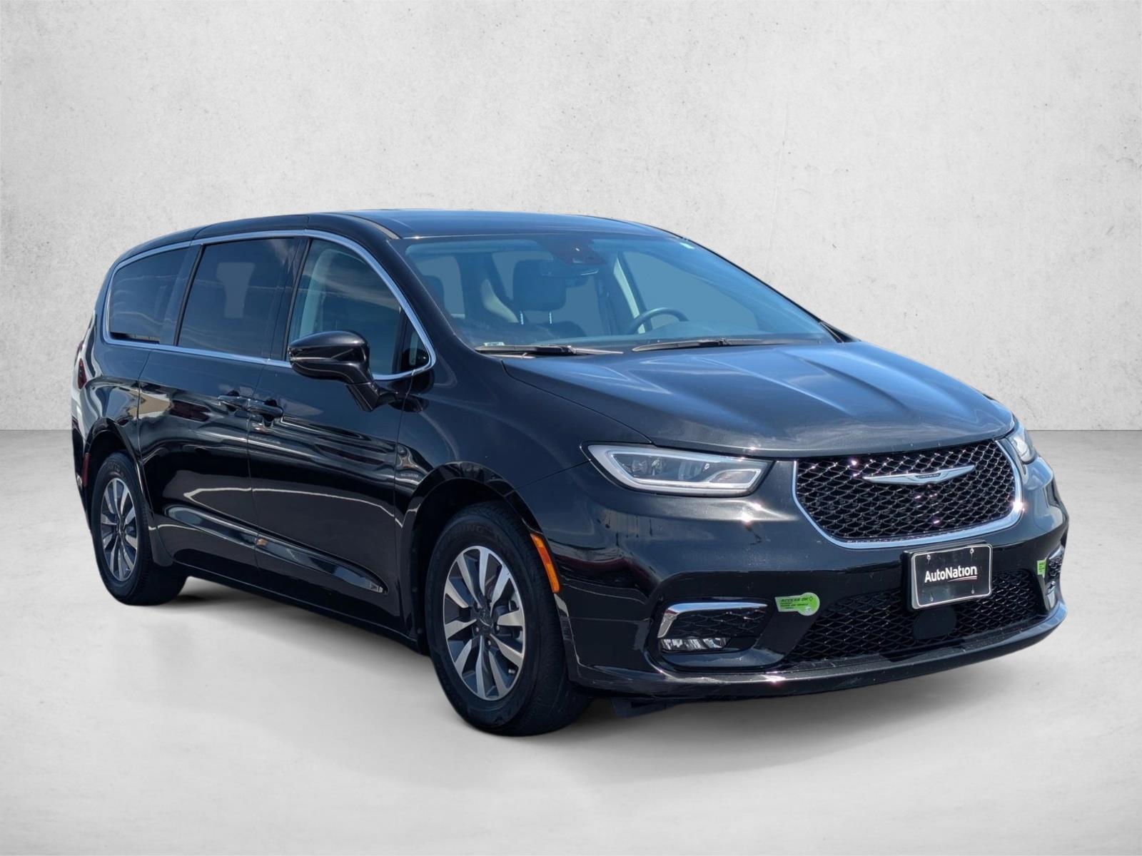 Used 2022 Chrysler Pacifica Hybrid Touring L Mini-van Passenger
