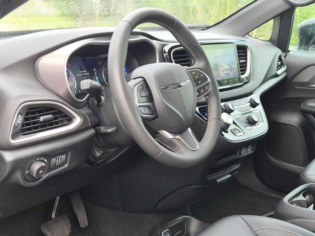 Used 2025 Chrysler Pacifica Select Van Passenger Van