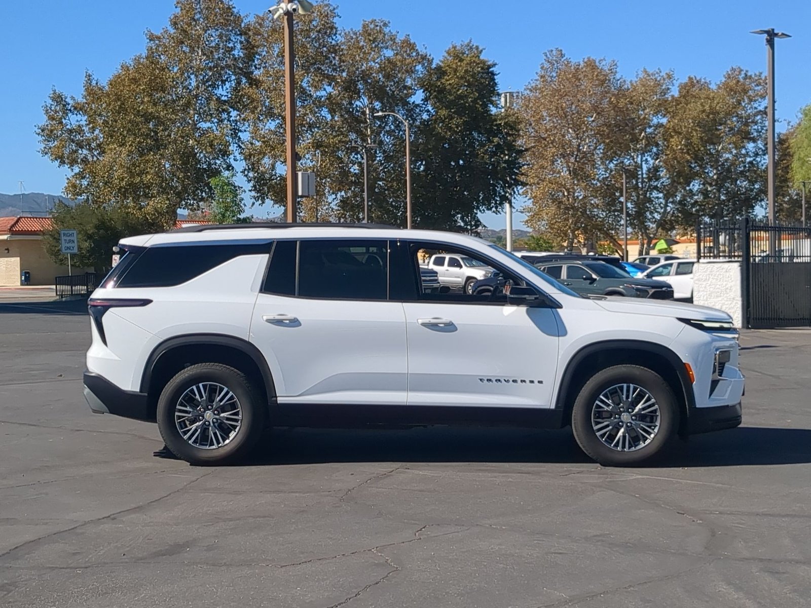Used 2024 Chevrolet Traverse FWD LT SUV
