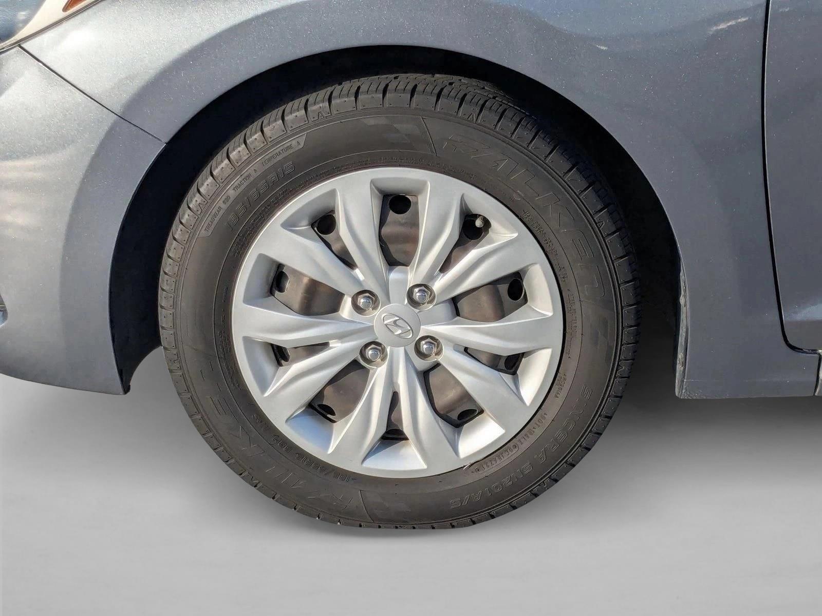 2020 Hyundai Accent SE - Photo 19