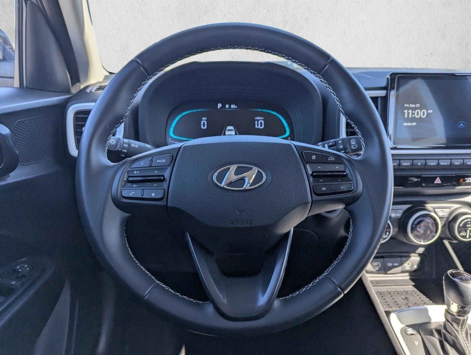 2025 Hyundai Venue Limited - Photo 15