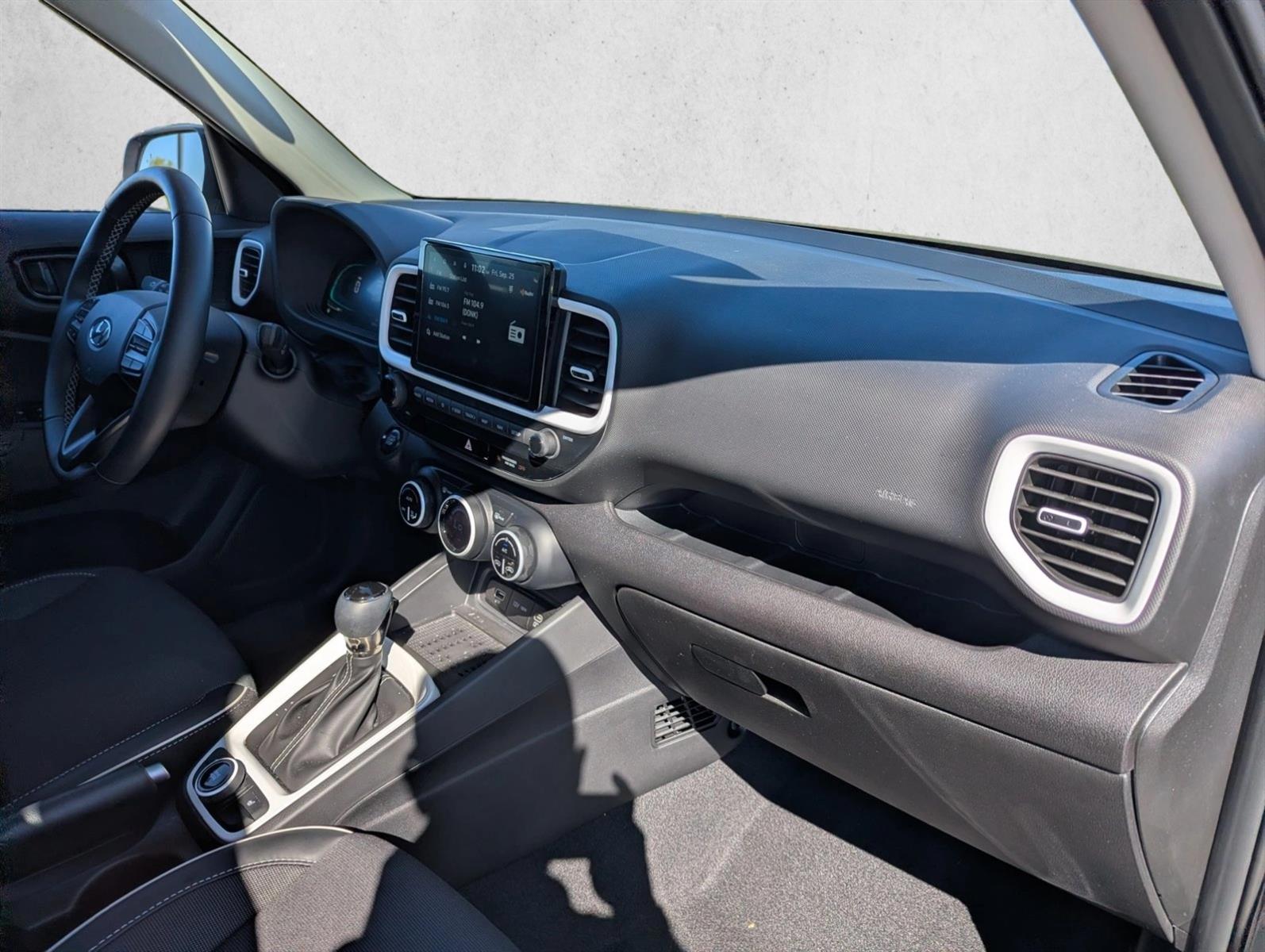 2025 Hyundai Venue Limited - Photo 27