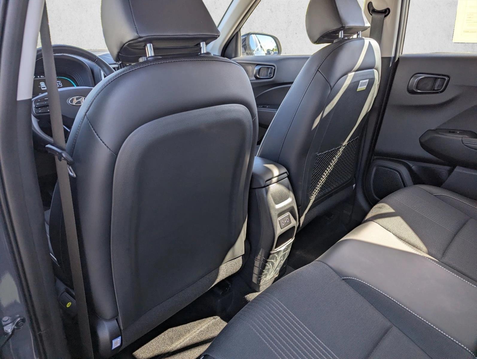 2025 Hyundai Venue Limited - Photo 24
