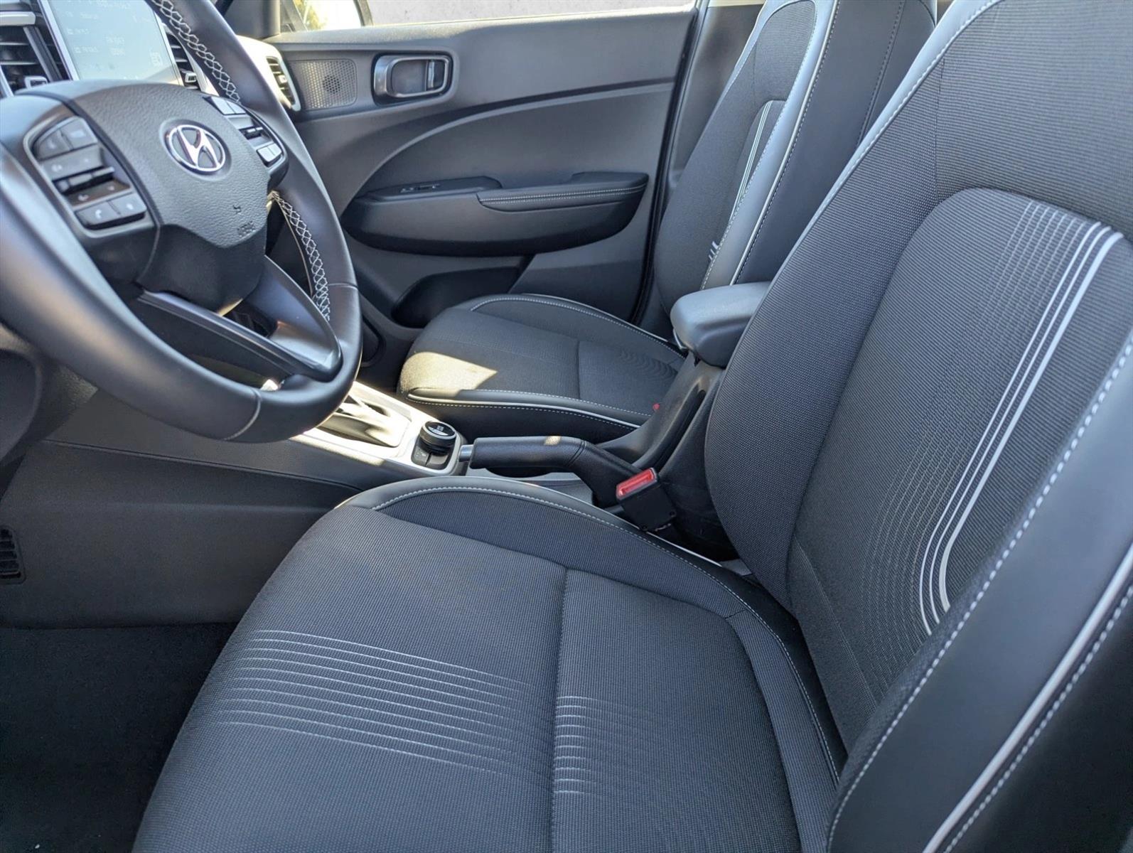 2025 Hyundai Venue Limited - Photo 23