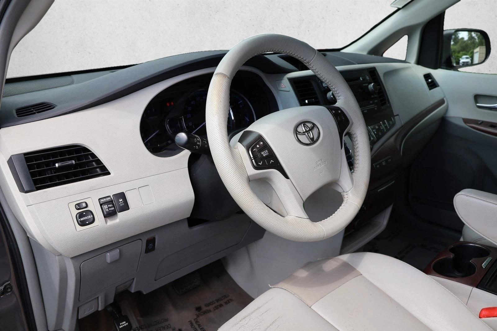 2012 Toyota Sienna XLE - Photo 10