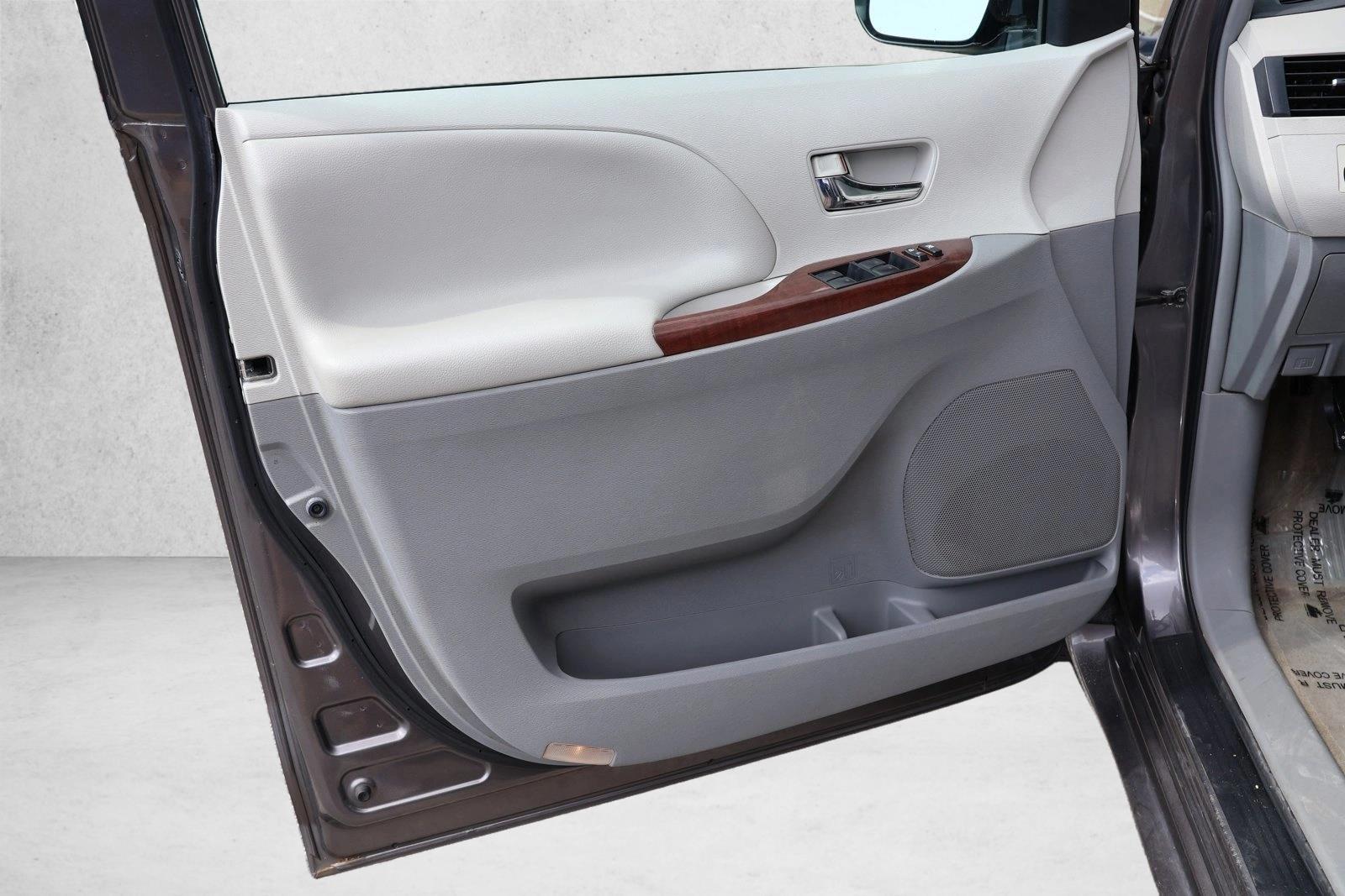2012 Toyota Sienna XLE - Photo 12