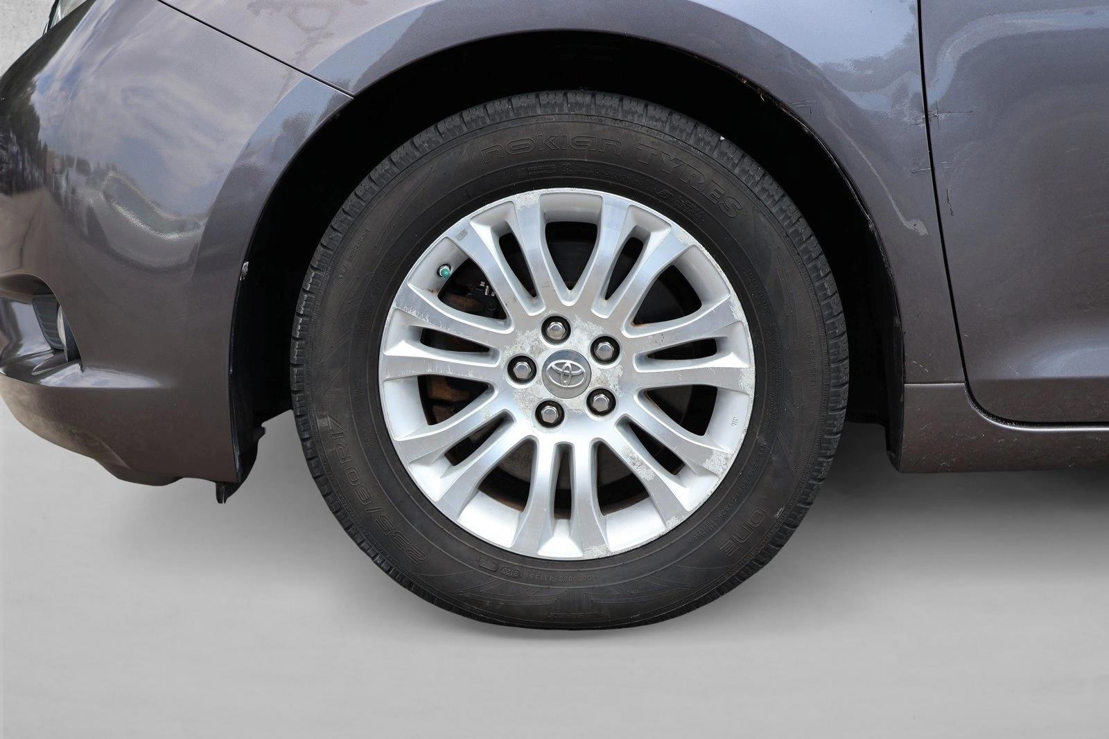 2012 Toyota Sienna XLE - Photo 9
