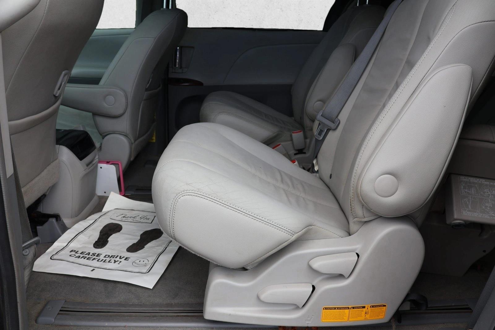 2012 Toyota Sienna XLE - Photo 24