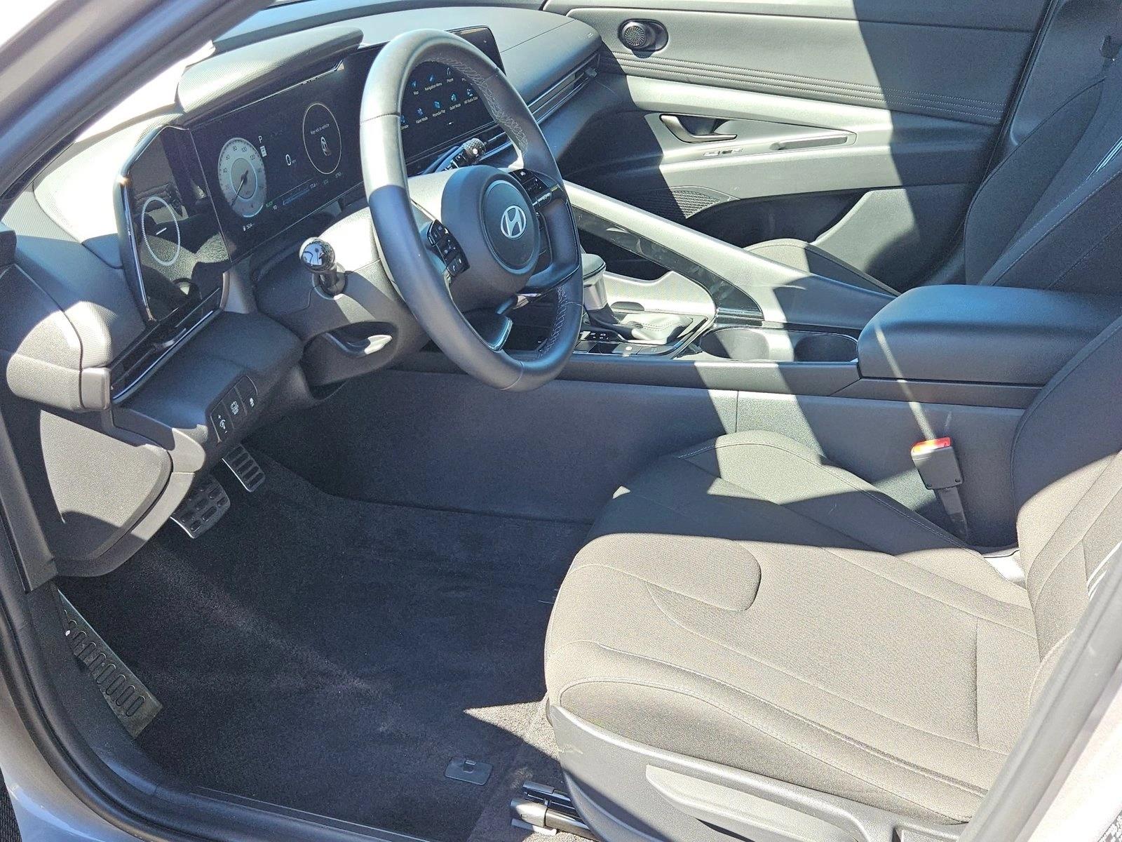 2025 Hyundai Elantra Blue - Photo 16