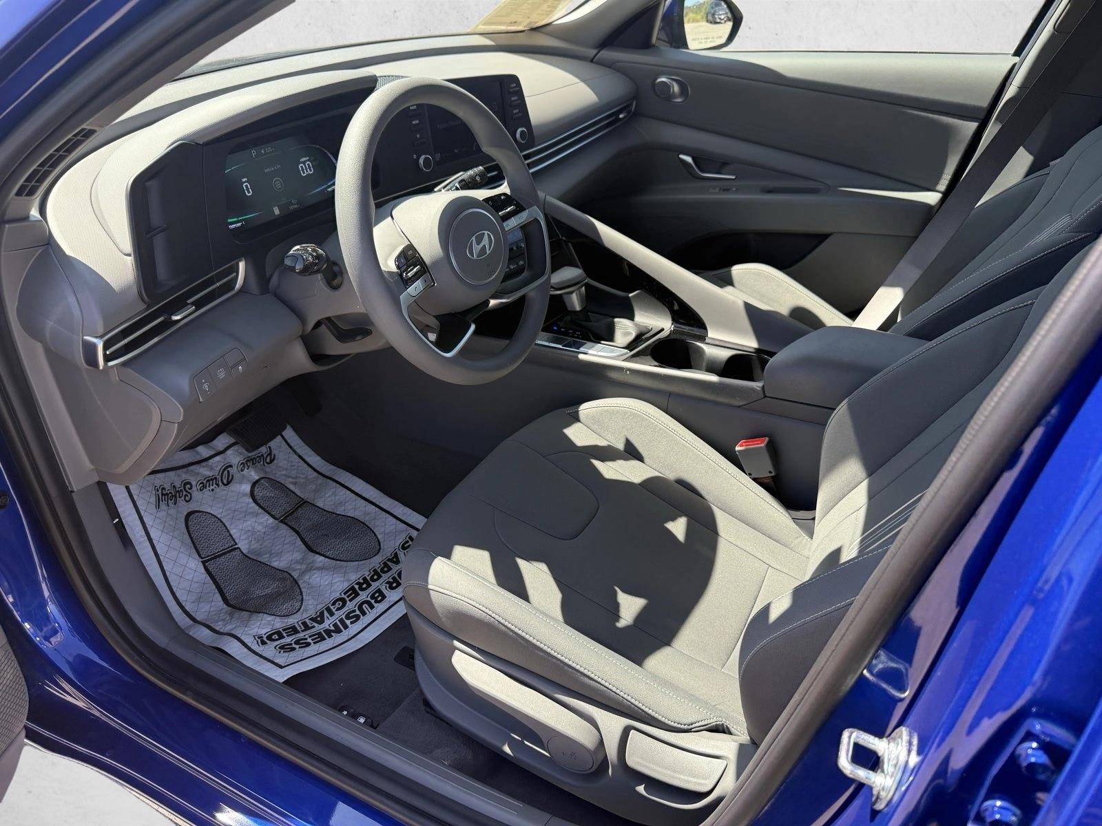 2025 Hyundai Elantra Blue - Photo 9