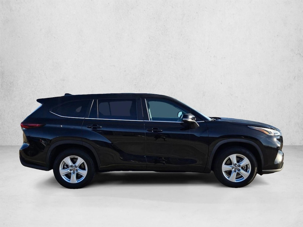 Used 2025 Toyota Highlander LE SUV