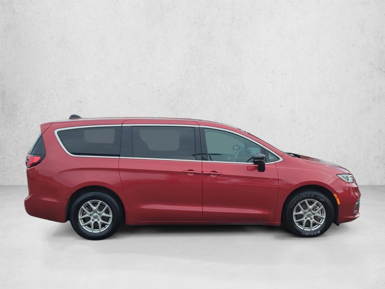 Used 2025 Chrysler Pacifica Select Mini-van Passenger
