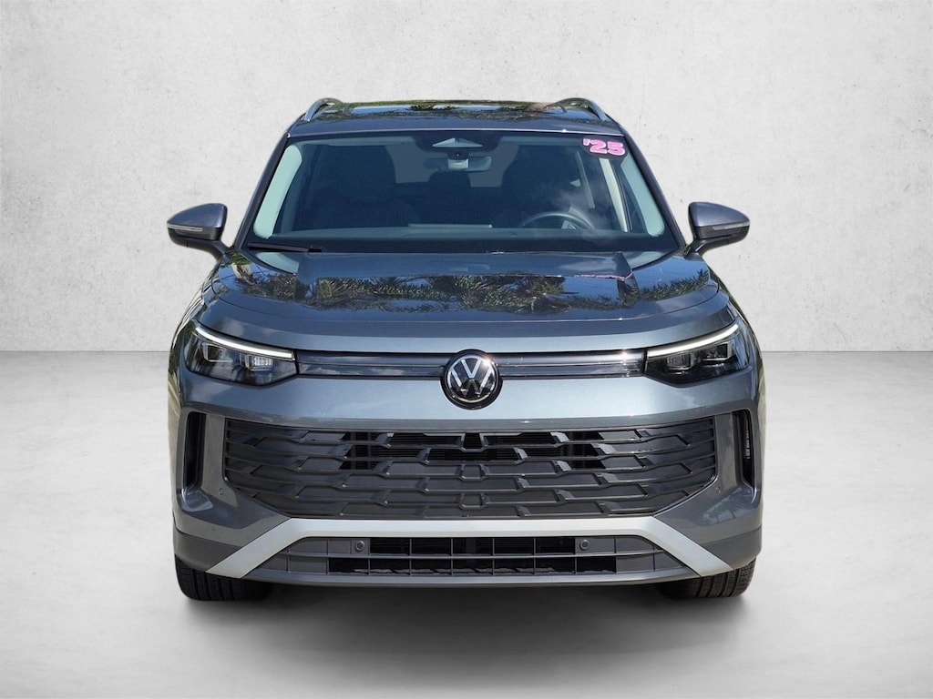 Used 2025 Volkswagen Tiguan SE SUV