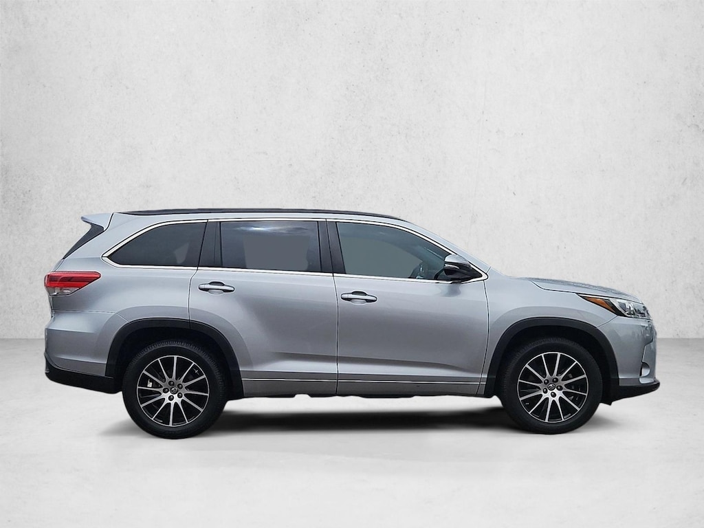 Used 2017 Toyota Highlander SE SUV