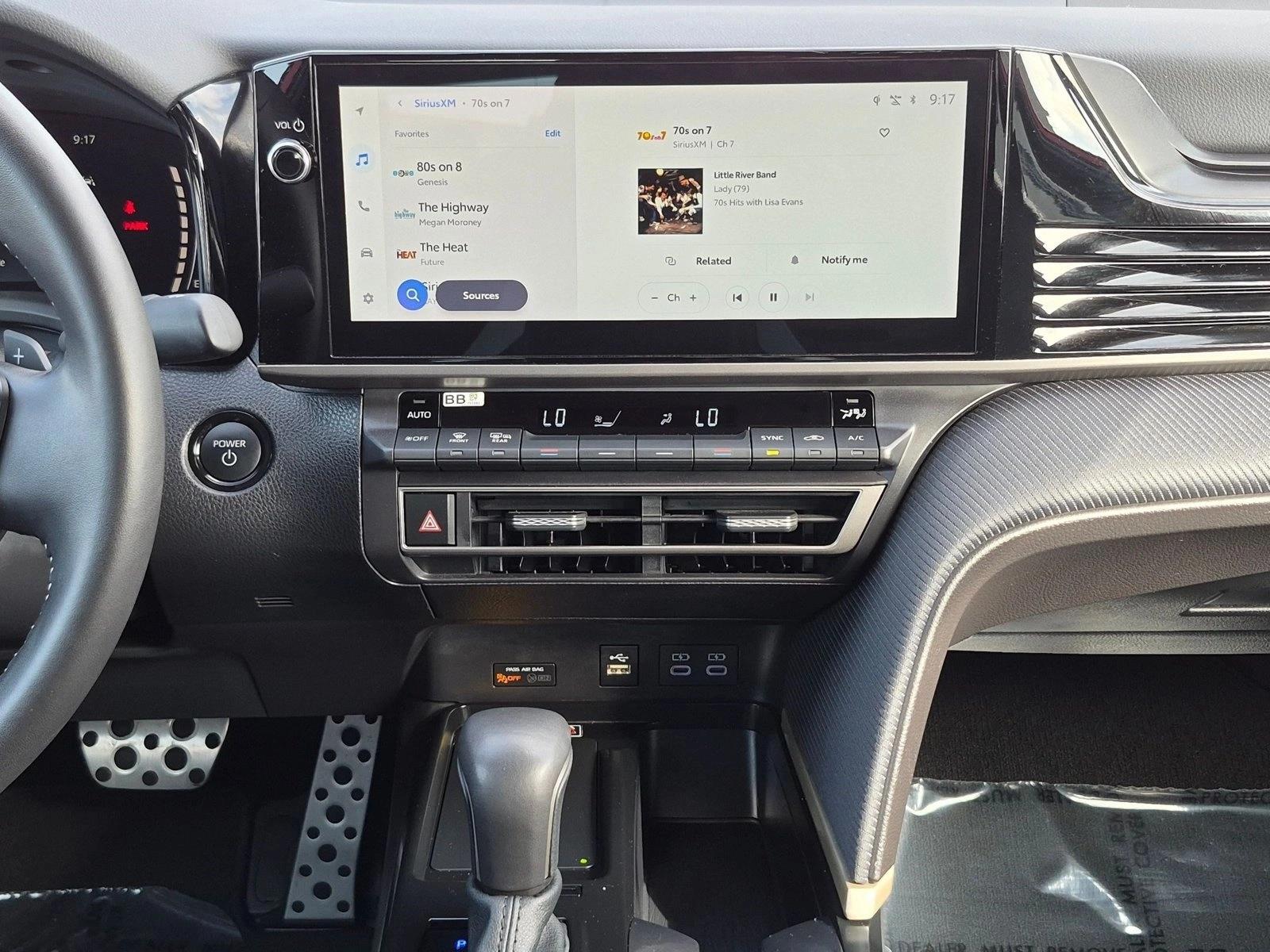2025 Toyota Camry SE - Photo 14
