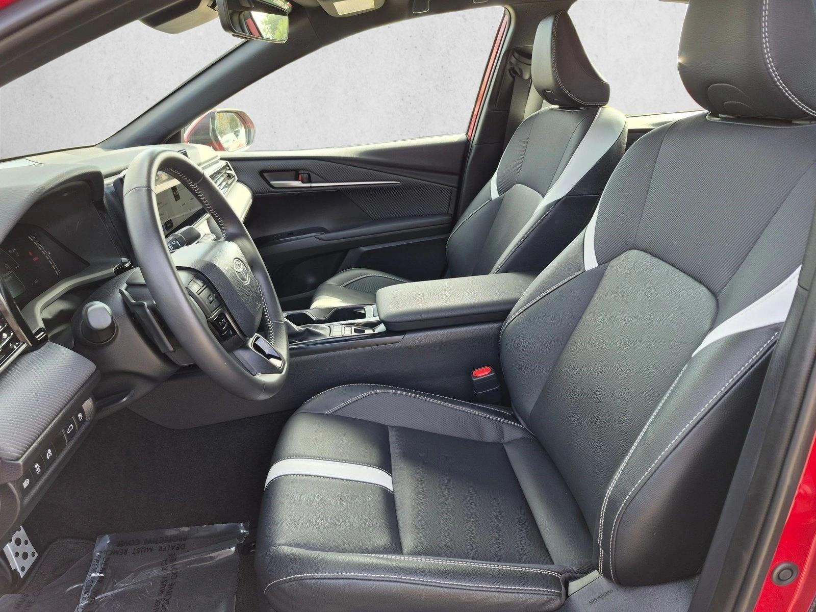 2025 Toyota Camry SE - Photo 15