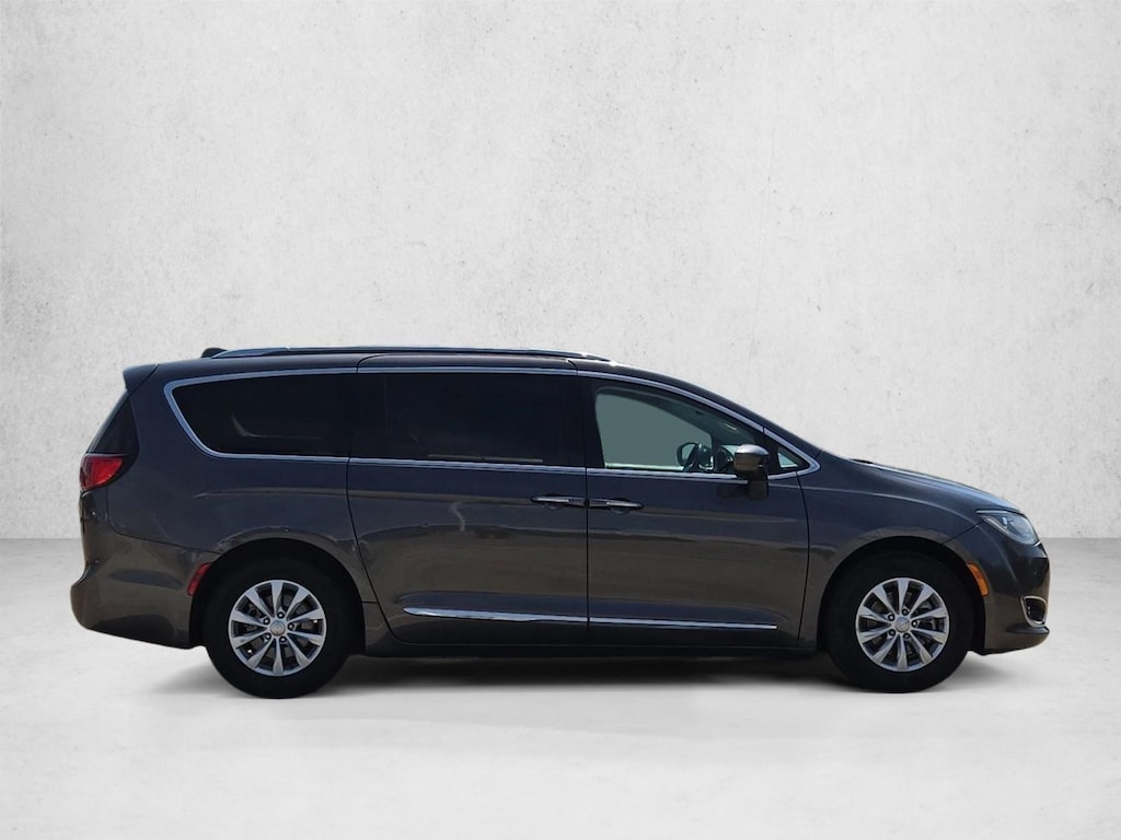 Used 2018 Chrysler Pacifica Touring L Mini-van Passenger