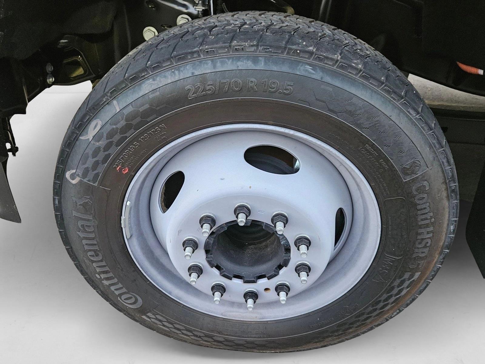 2025 Ford F-450 Super Duty Chassis Cab XL - Photo 8