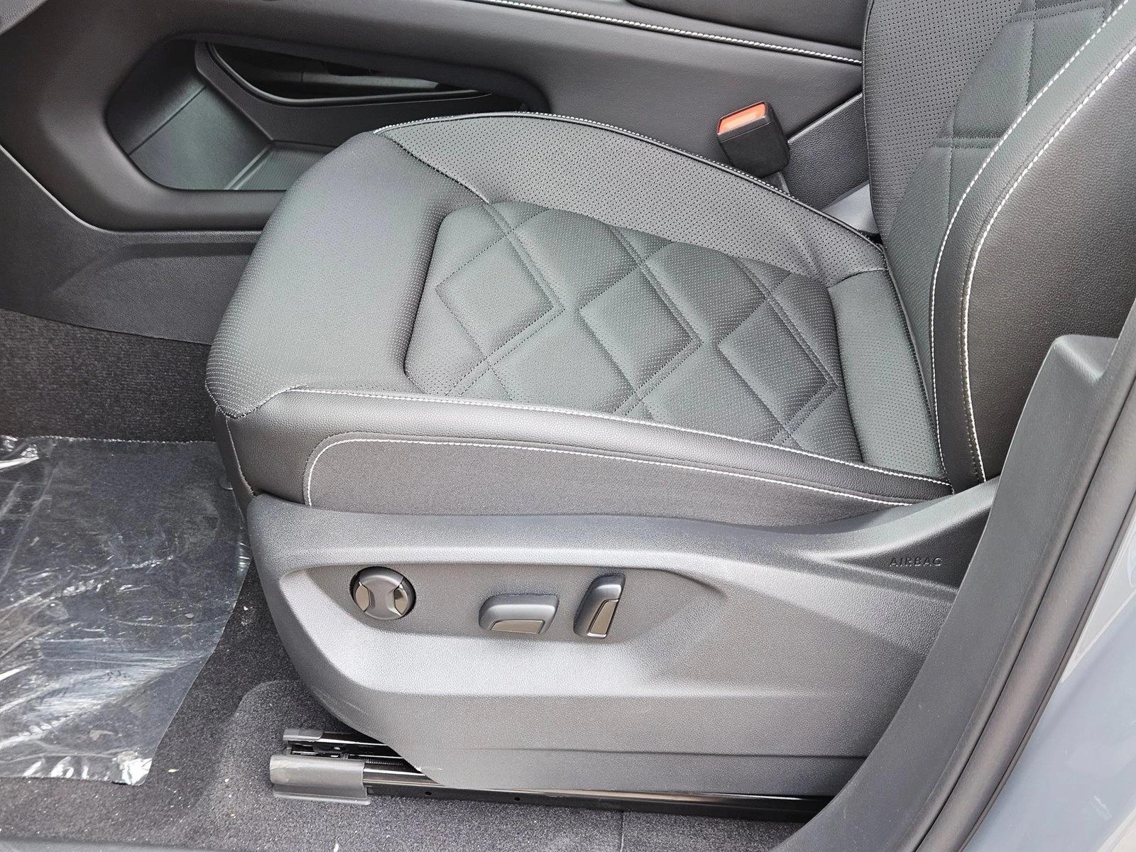 2026 Volkswagen Atlas SE w/Tech - Photo 4