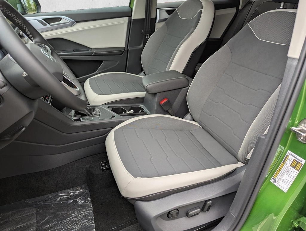 New 2025 Volkswagen Taos 1.5T SE SUV