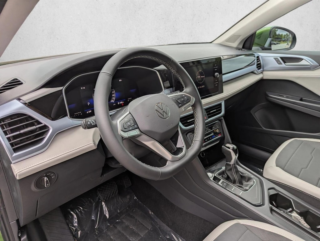 New 2025 Volkswagen Taos 1.5T SE SUV