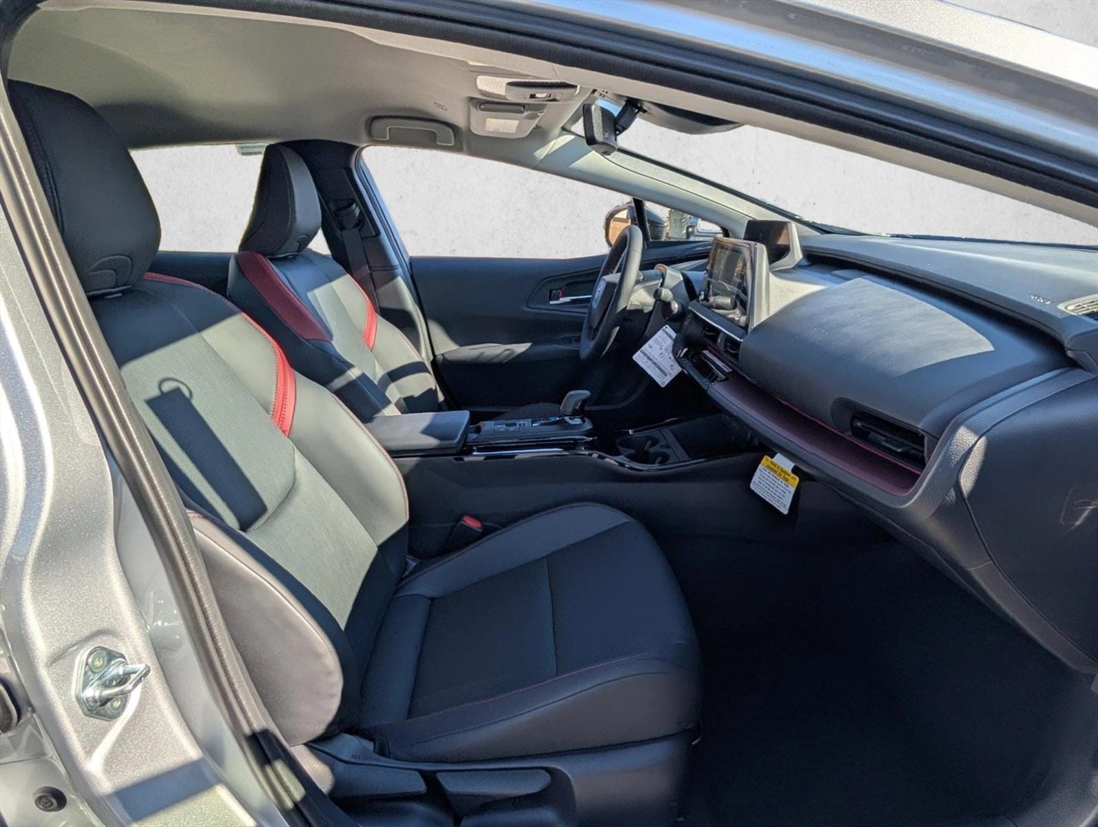 2026 Toyota Prius Plug-in Hybrid XSE - Photo 6