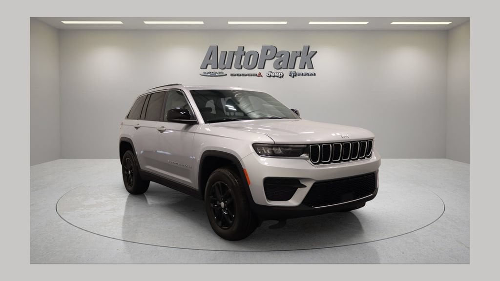 New 2026 Jeep Grand Cherokee Laredo Sport Utility