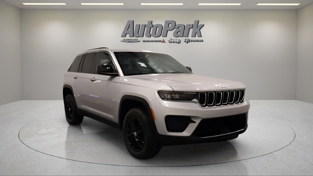 New 2026 Jeep Grand Cherokee Laredo Sport Utility