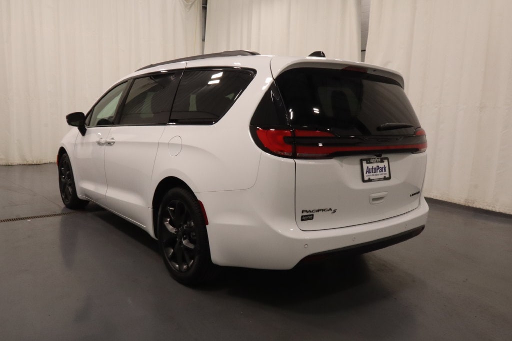 New 2027 Chrysler Pacifica Limited Passenger Van