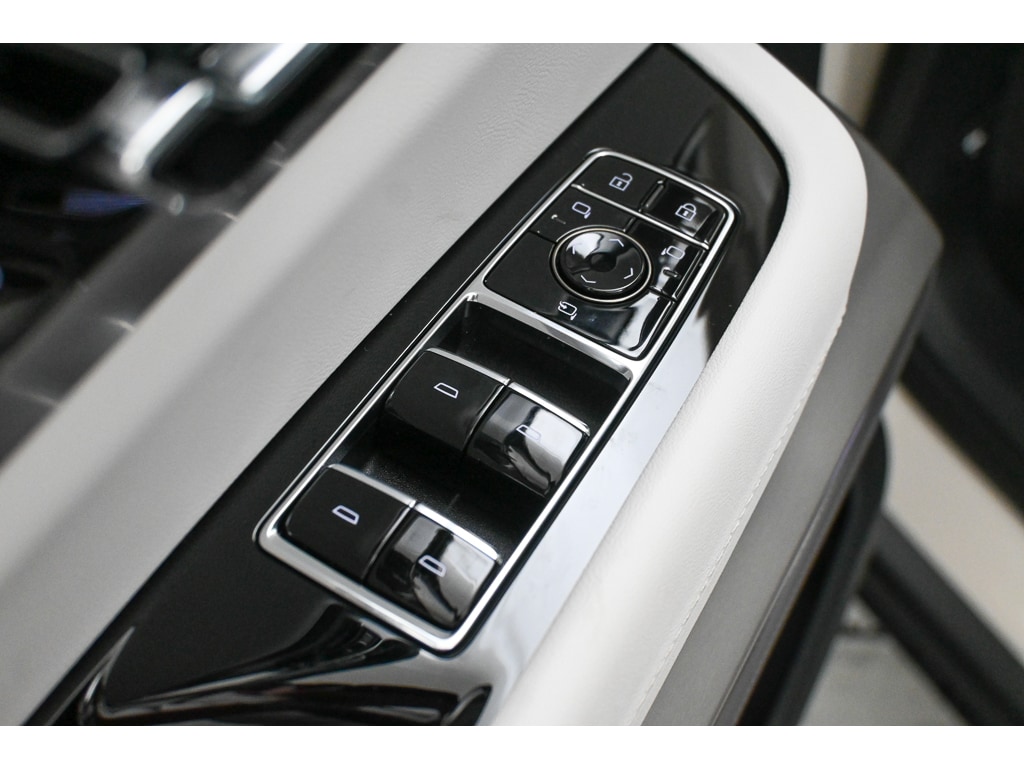 2027 Cadillac VISTIQ Sport - Photo 21