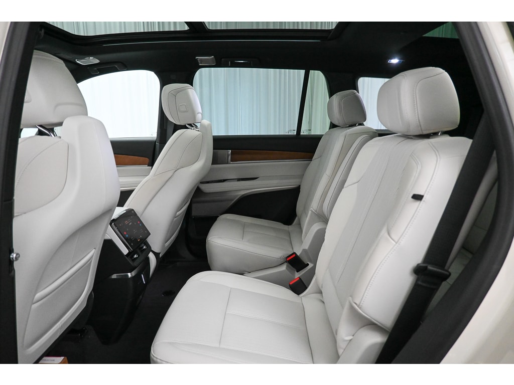 2027 Cadillac VISTIQ Sport - Photo 13