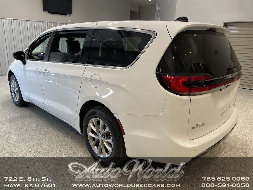 Used 2026 Chrysler Pacifica Limited Van Passenger Van