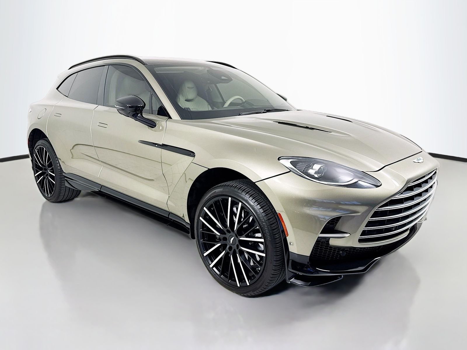 2025 Aston Martin DBX