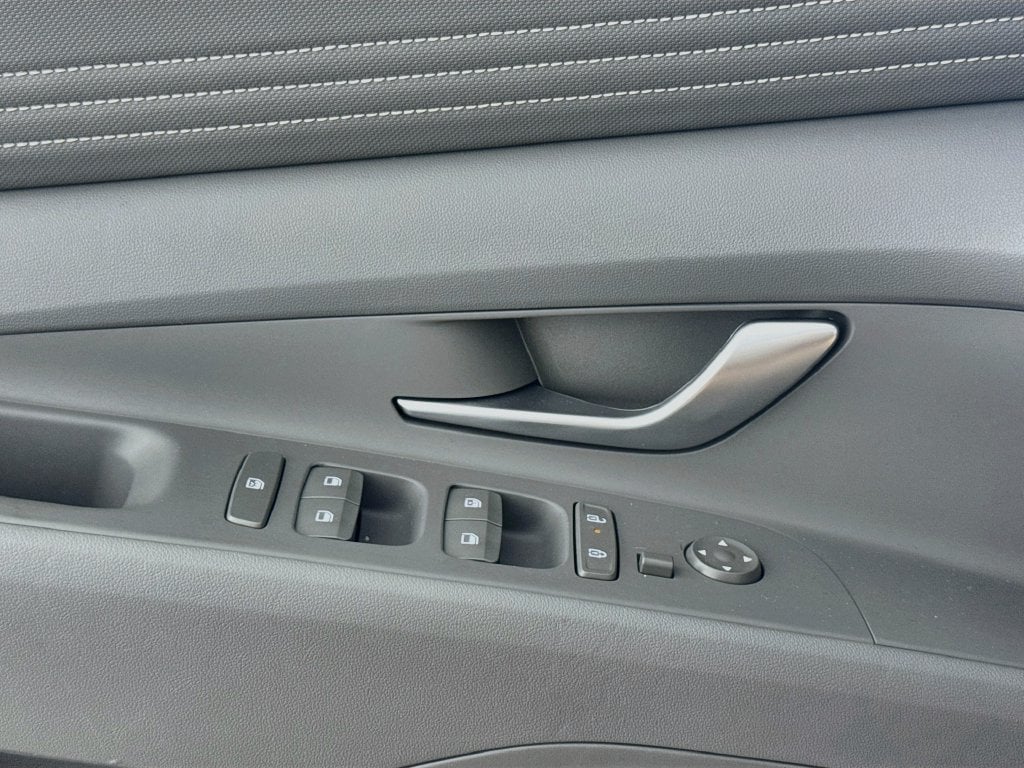 2025 Hyundai Elantra SEL - Photo 14