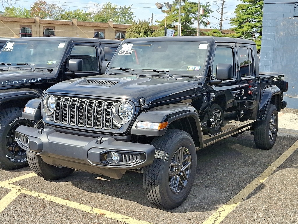 New 2025 Jeep Gladiator SPORT S 4X4 Pickup