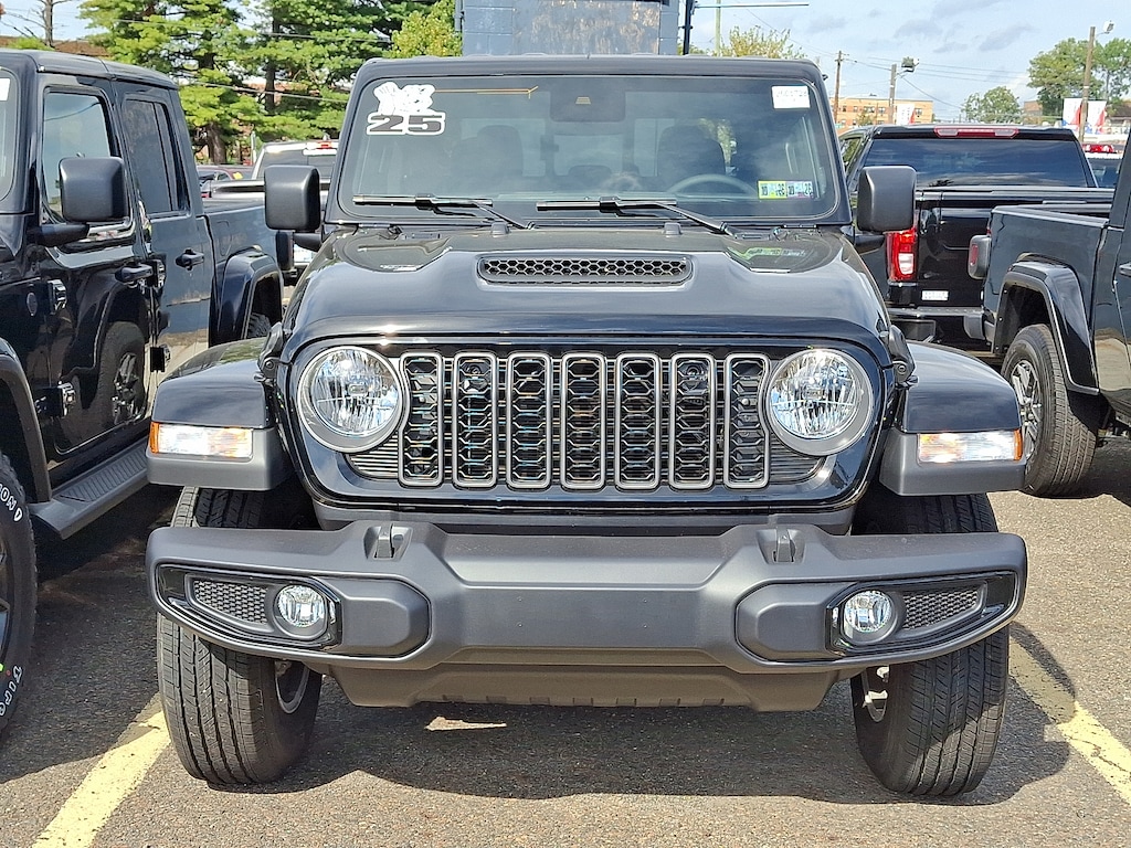 New 2025 Jeep Gladiator SPORT S 4X4 Pickup