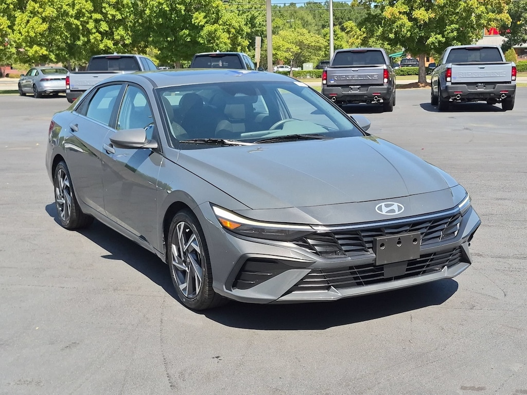 Used 2025 Hyundai Elantra SEL Convenience Sedan