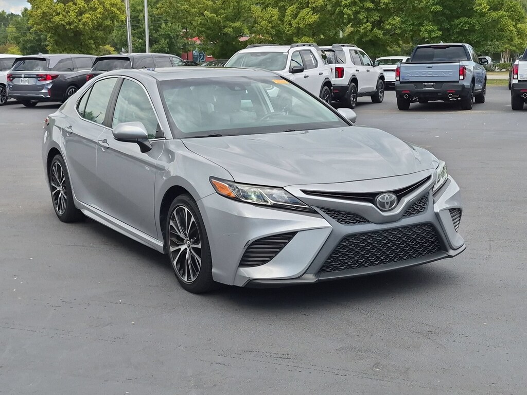 Used 2019 Toyota Camry SE Sedan