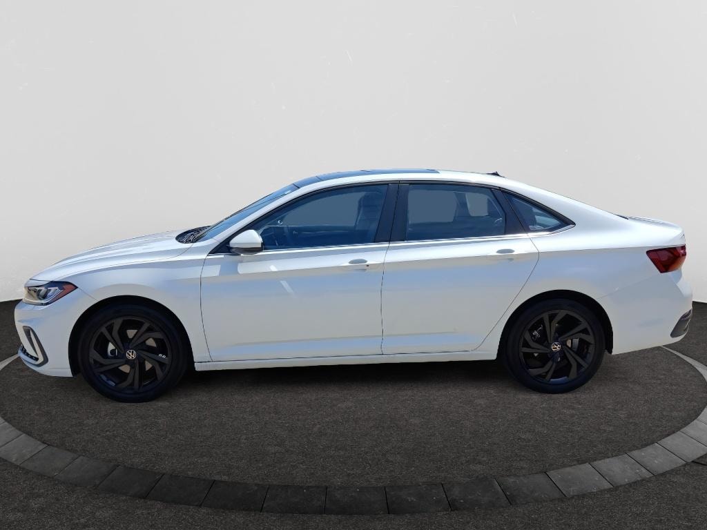 Used 2025 Volkswagen Jetta SE Sedan