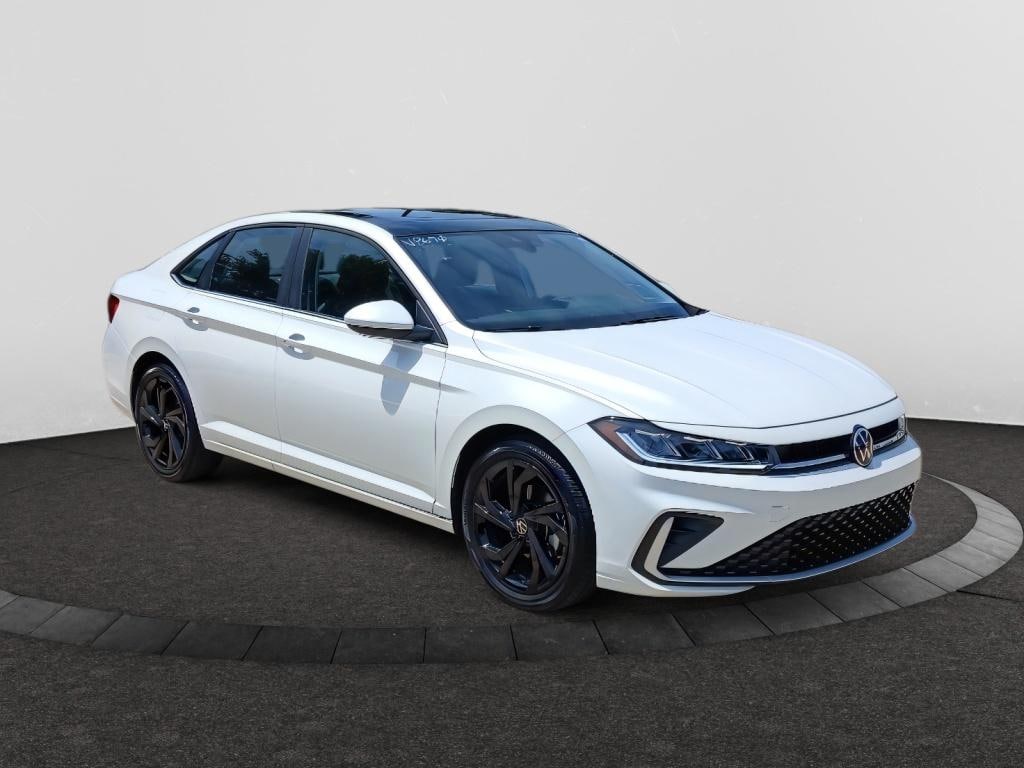Used 2025 Volkswagen Jetta SE Sedan