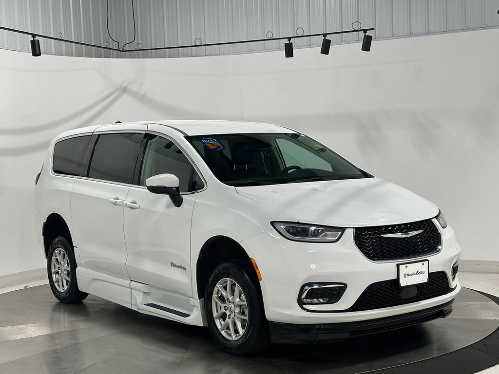 Used 2023 Chrysler Pacifica Wheelchair Accessible- Touring L Minivan/Van