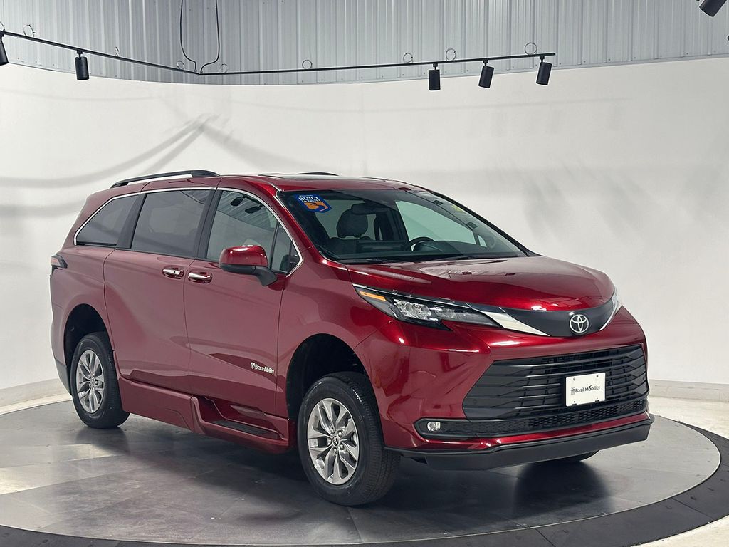Used 2026 Toyota Sienna Wheelchair Accessible- XLE Minivan/Van