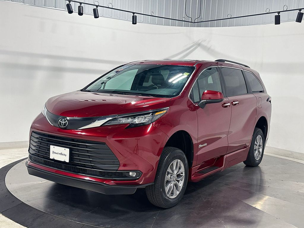 Used 2026 Toyota Sienna Wheelchair Accessible- XLE Minivan/Van