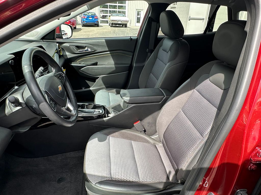 Used 2025 Chevrolet Trax LT SUV
