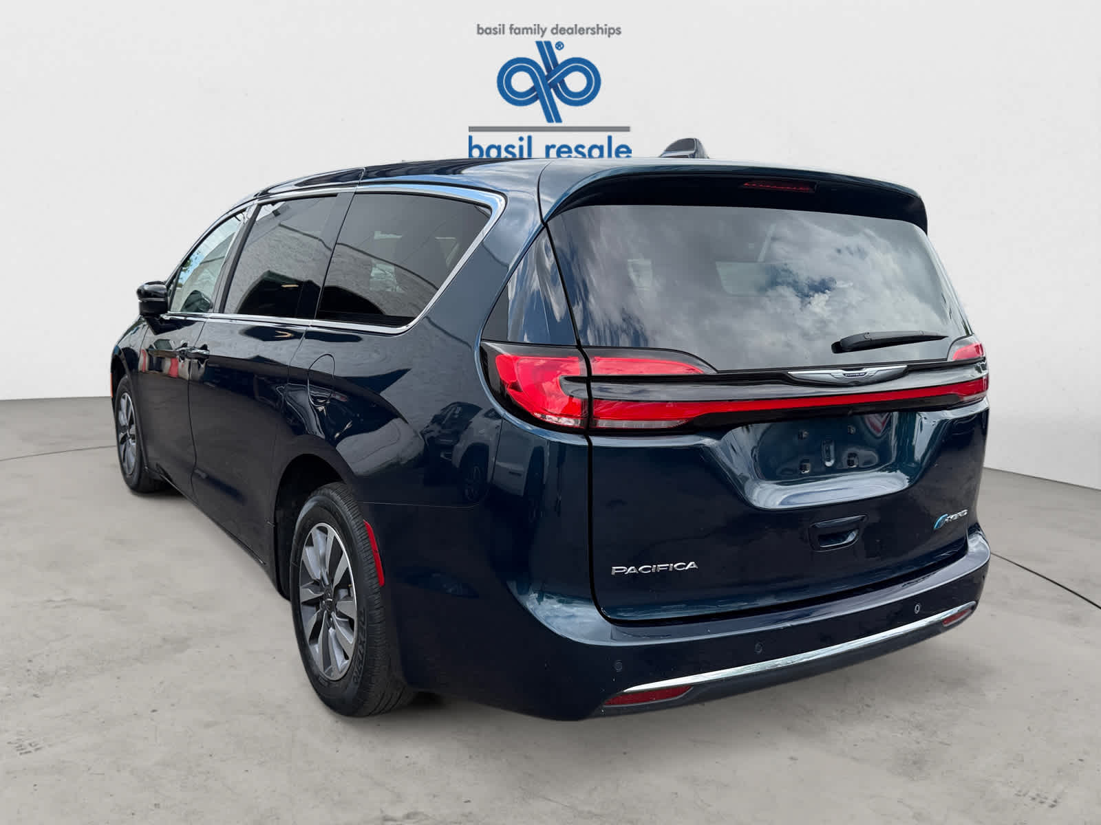 Used 2024 Chrysler Pacifica Hybrid Select FWD