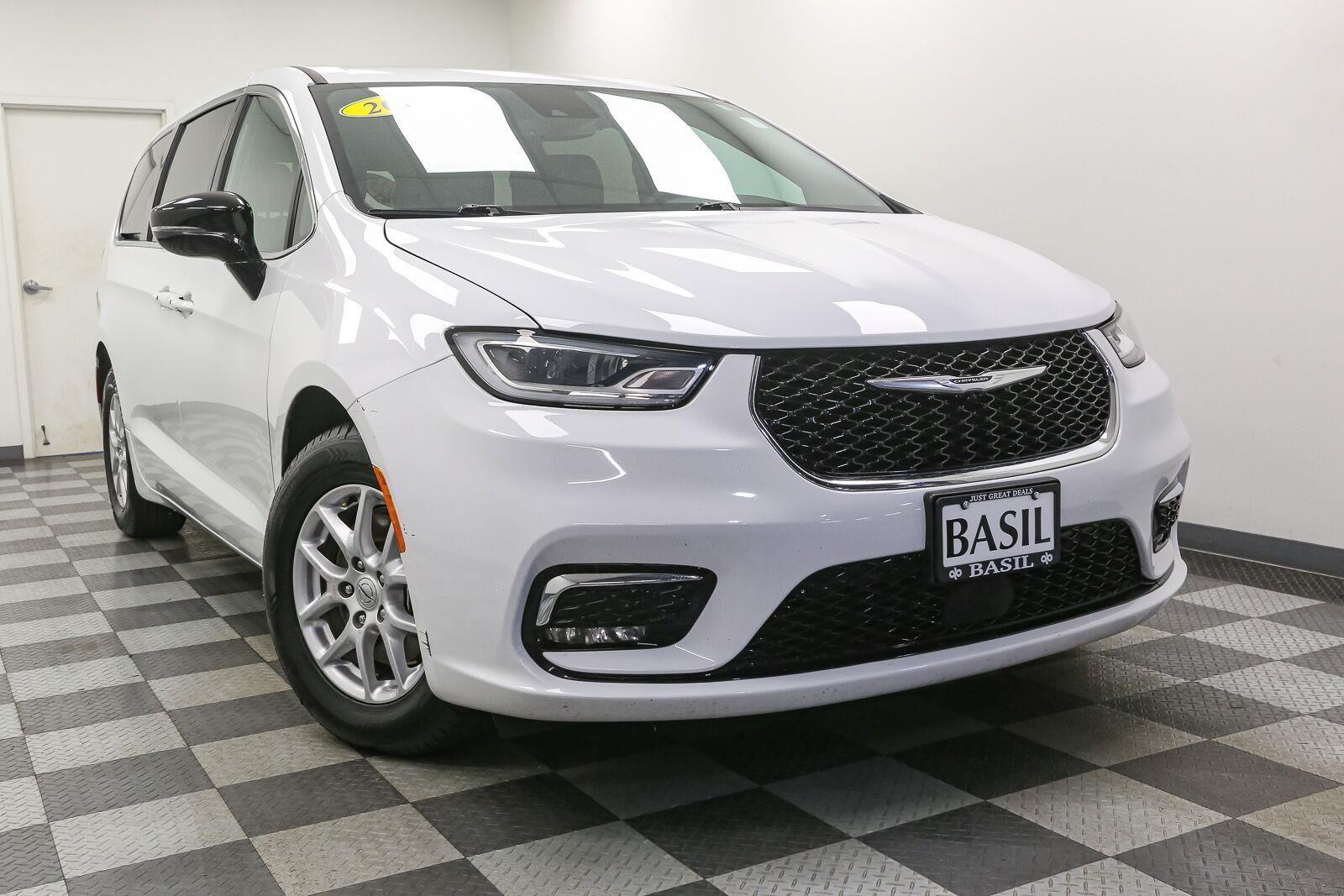 Used 2025 Chrysler Pacifica Select Van