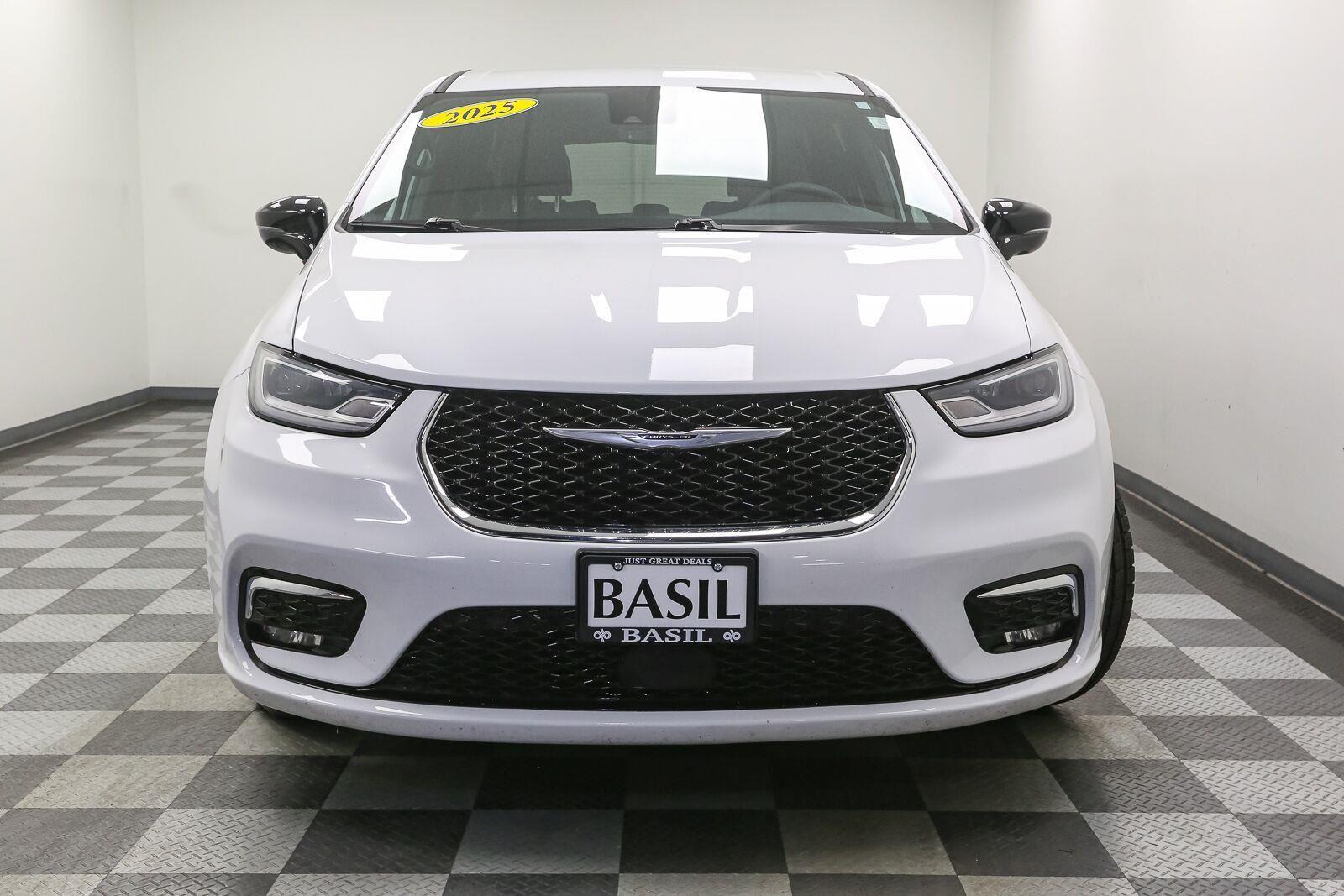 Used 2025 Chrysler Pacifica Select Van