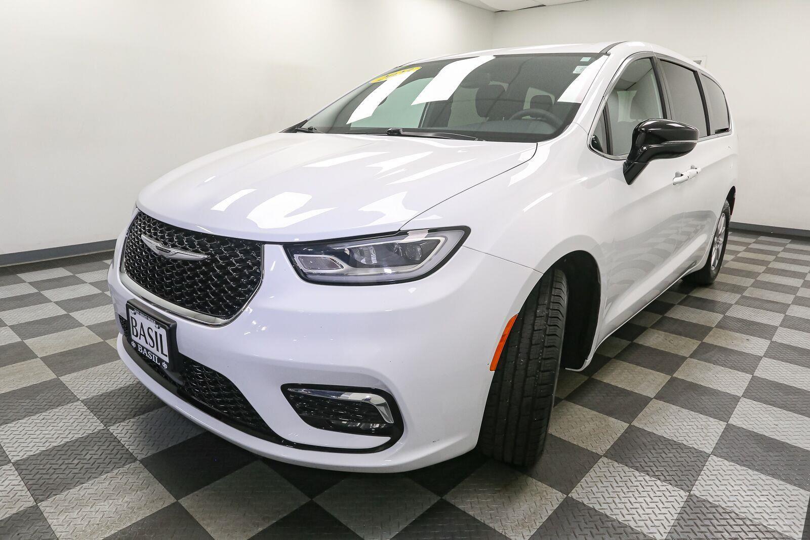 Used 2025 Chrysler Pacifica Select Van