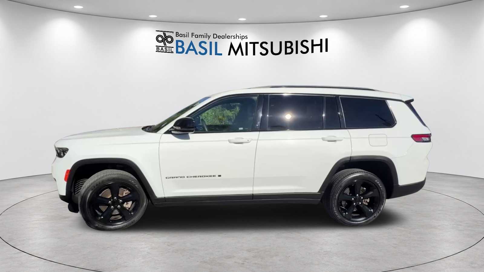 Used 2023 Jeep Grand Cherokee L Laredo SUV