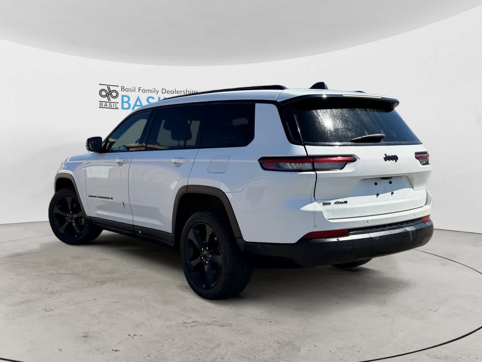 Used 2023 Jeep Grand Cherokee L Laredo SUV